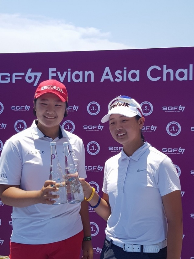 ▲ 5일 여주시 360도 컨트리클럽에서 열린 LPGA 에비앙챔피언십 선발전에서 아마추어 부문 우승을 차지한 임채리(오른쪽)가 전체 1위이자 프로부문 우승자인 유해란과 우승트로피를 들고 환하게 웃고 있다.