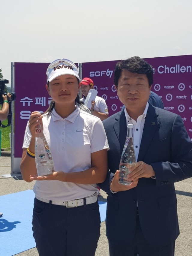 ▲ 5일 여주시 360도 컨트리클럽에서 열린 LPGA 에비앙챔피언십 선발전에서 아마추어 부문 우승을 차지한 임채리가 후원사인 볼빅의 문경안 회장과 우승트로피를 들고 기념촬영을 하고 있다.
