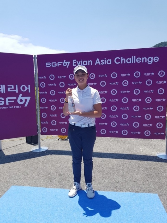 ▲ 5일 여주시 360도 컨트리클럽에서 열린 LPGA 에비앙챔피언십 선발전에서 전체 2위, 아마추어 부문 우승을 차지한 임채리가 우승트로피를 들고 미소짓고 있다.