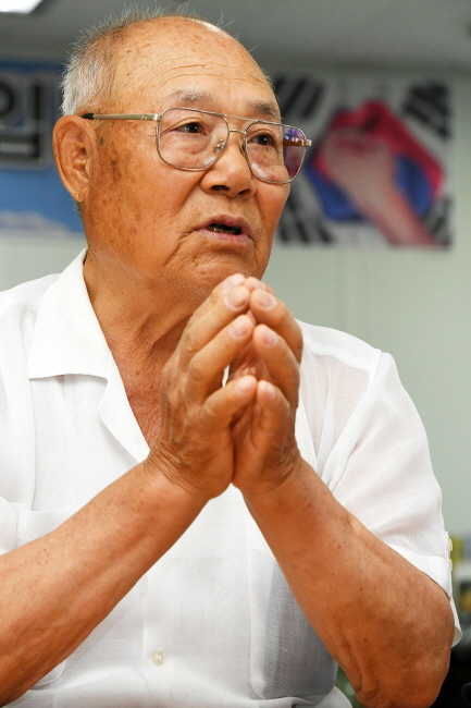 최양춘(86) 어르신이 현충일을 하루 앞둔 5일 평택시 보훈회관에서 전쟁 당시 상황을 설명하고 있다. 조태형기자