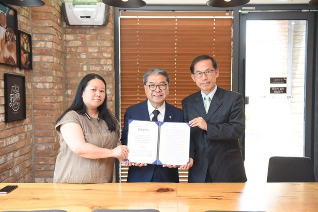 ▲ 이재정 후보가 6일 교육희망네트워크와 정책협약식을 가지고 기념사진을 찍고 있다.(이재정 캠프 제공)