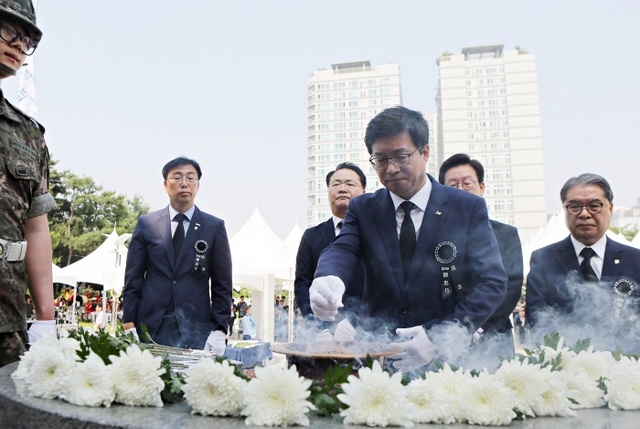 더불어민주당 염태영 수원시장 후보가 6일 제63회 현충일을 맞아 권선구 현충탑을 찾아 참배하고 있다.