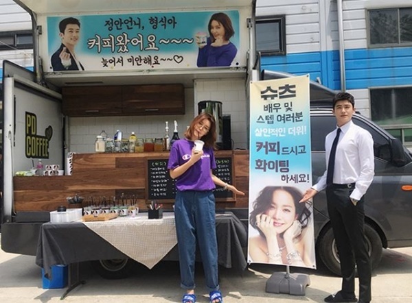 ▲ 배우 한지민이 드라마 '슈츠' 촬영장에 커피차를 선물했다. 채정안 인스타그램