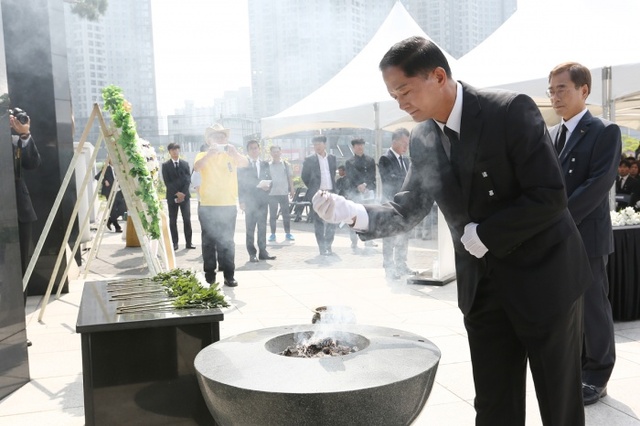 ▲ 더불어민주당 이재준 고양시장 후보가 고양시 덕이동 현충원을 방문해 호국영령들의 넋을 기리고 있다. 사진제공=이재준 후보