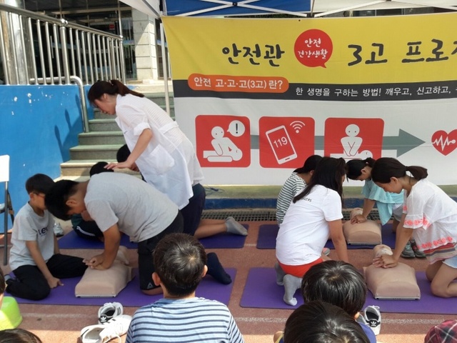 ▲ 광명북초등학교에서 개최된 건강체험 행사 및 금연캠페인에서 학생들이 심폐소생술을 체험하고 있다. 광명교육청 제공