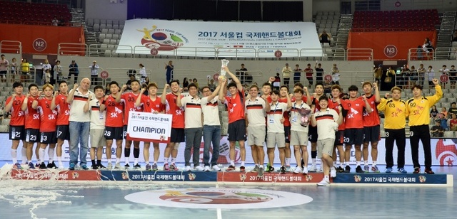 ▲ 지난해 2017 서울컵 국제핸드볼대회에서 한국 남자 국가대표팀이 우승컵을 들어올렸다.대한핸드볼협회 제공