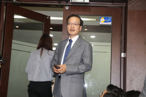 ▲ '드루킹 사건' 특검에 임명된 허익범 변호사가 7일 오후 서울 서초구 사무실에서 나오고 있다. 연합뉴스