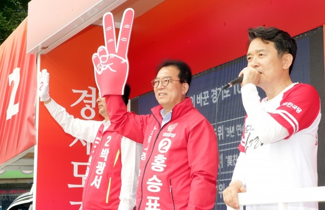 ▲ 자유한국당 홍승표 광주시장 후보와 남경필 경기도지사 후보는 7일 오전 광주시 보건소 앞에서 출근길 집중 유세를 펼쳤다.