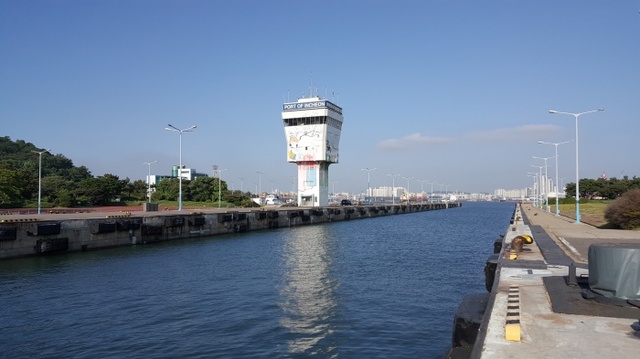 ▲ 인천항 갑문 전경.  인천항만공사 제공