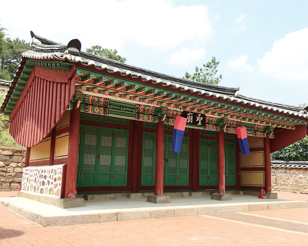 공자의 영정을 모시는 성묘.