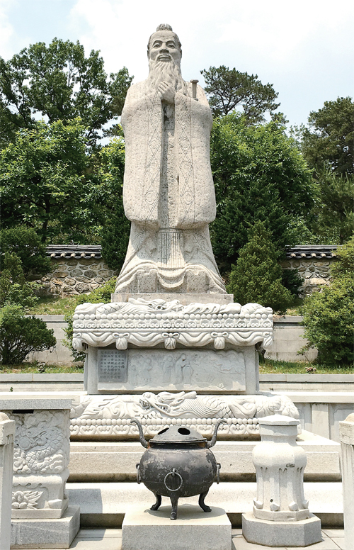 공자의 고향 곡부에서 가져온 돌로 만든 공자상.