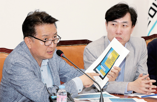 ▲ 김영환, 김부선 사진 공개 바른미래당 김영환 경기도지사 후보가 7일 국회에서 더불어민주당 이재명 경기지사 후보의 ‘여배우 스캔들’관련 기자회견을 열고 김부선씨가 제공한 사진과 카톡을 공개하고 있다. 연합뉴스