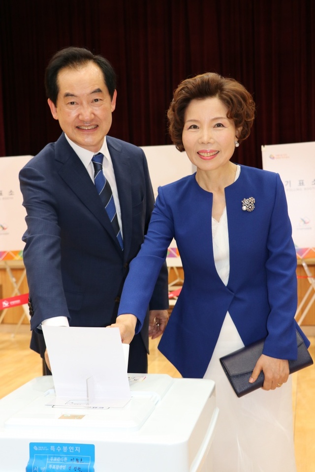 ▲ 안병용 의정부시장 후보 부부