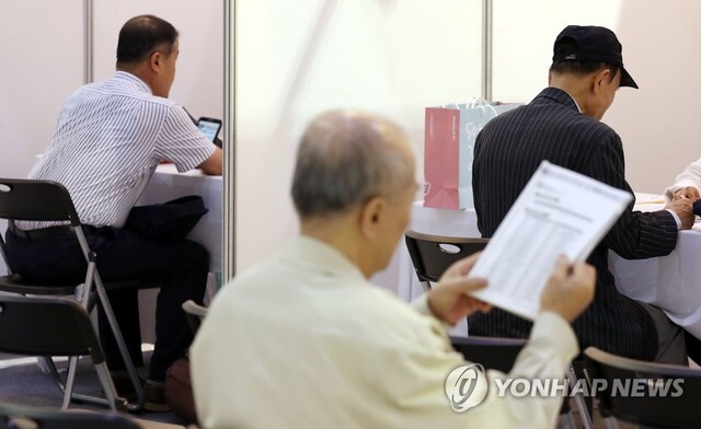 ▲ 27일 고양시 킨텍스에서 열린 '2017 60+시니어 일자리 한마당'에서 한 어르신이 구직자 신청서를 작성하고 있다. 연합뉴스