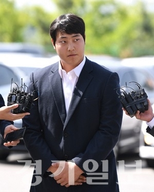 ▲ 경찰 조사를 위해 인천 남동경찰서에 출두하고 있는 조상우.