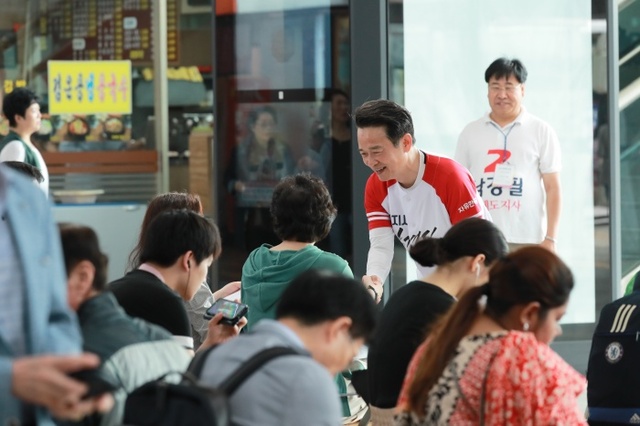 ▲ 남경필 후보가 수원종합버스터미널에서 시민들에게 인사를 건네고 있다. 남경필 캠프 제공