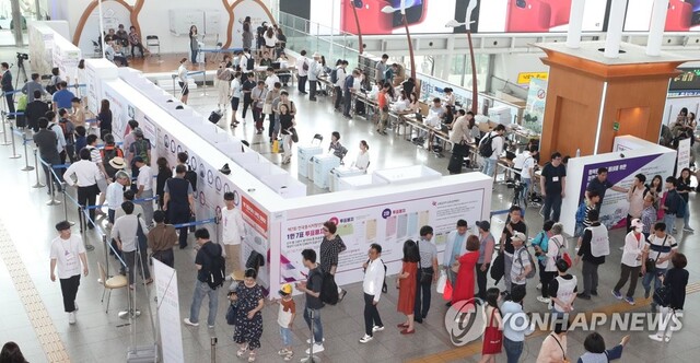 ▲ 제7회 전국동시지방선거 및 국회의원 재ㆍ보궐선거 사전투표 마지막 날인 9일 서울역에 마련된 사전투표소가 여행 출발전 소중한 한 표를 행사하기 위한 유권자들의 발길이 이어지고 있다. 연합뉴스