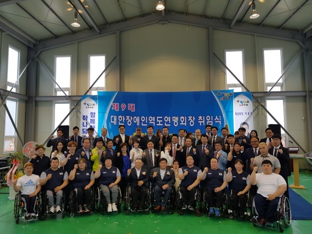 ▲ 이용진 대한장애인역도연맹 신임 회장과 내빈들이 단체촬영을 하고 있다.이광희기자