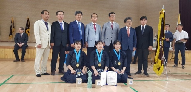 ▲ 여고부 단체전 우승 과천고.경기도검도회 제공