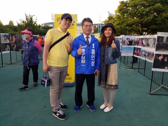 ▲ 더불어민주당 홍인성 중구청장 후보가 영종용유지역에 제2청사 공약 설명 후 유권자와 함께 엄지손가락을 치켜세우고 있다.