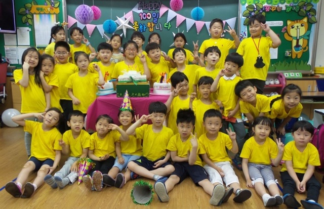 ▲ 철산초등학교는 지난 8일 1학년 학생들의 입학 100일을 기념하는 백일잔치를 열었다. 광명교육청 제공