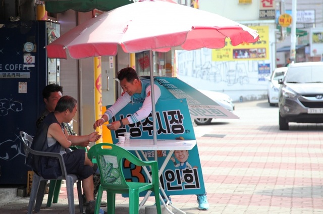 ▲ 도보 유세 중에 만난 시민에게 명함을 건네는 이인희 후보