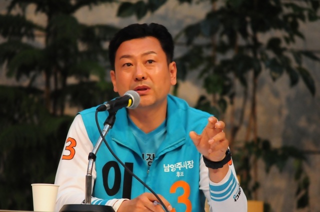 ▲ 별내발전연합회 초청 간담회에서 사회자 질문에 답변하고 있는 이인희 후보