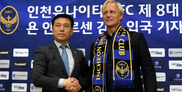 ▲ 10일 오후 인천공항을 통해 입국한 예른 안데르센 인천 유나이티드 신임 감독(오른쪽)이 강인덕 대표이사와 악수를 나누고 있다.