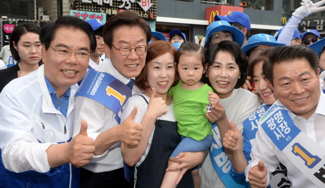 ▲ 더불어민주당 이재명 경기도지사 후보가 10일 광명시 철산 로데오거리에서 부인 김혜경씨, 박주원 광명시장 후보와 함께 시민들과 기념촬영을 하고 있다. 조태형기자
