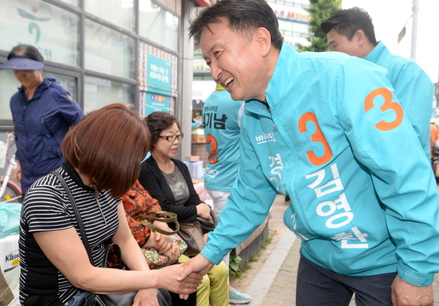 ▲ 바른미래당 김영환 경기도지사 후보가 10일 광명시 철산역 일대에서 시민들과 인사를 나누고 있다. 조태형기자