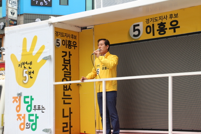 ▲ 정의당 이홍우 경기도지사 후보가 10일 하남 미사강변교회 사거리 거리 앞에서 지지를 호소하고 있다. 이홍우 선거캠프 제공