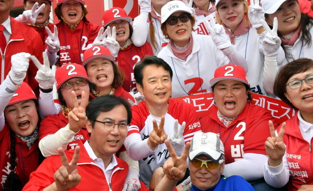 ▲ 자유한국당 남경필 경기도지사 후보가 10일 포천시 군내면 포천 5일장터에서 열린 합동유세에서 지지자를과 기념촬영을 하고 있다.전형민기자