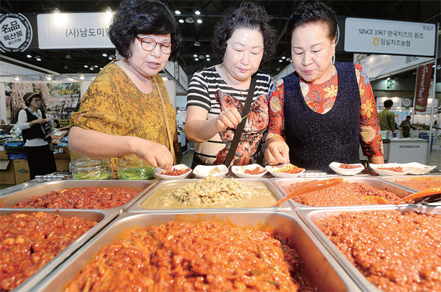 시민들이 다양한 종류의 젓갈을 맛보고 있다.