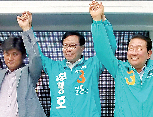 ▲ 문병호 바른미래당 인천시장 후보가 남구 주안동 신기시장 사거리에서 박주선 바른미래당 공동선대위원장과 함께 지지를 호소하고 있다. 문병호선거캠프 제공
