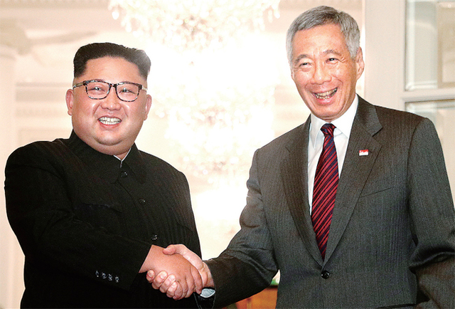 싱가포르로 떠나는 트럼프 대통령 도널드 트럼프 미국 대통령이 9일(현지시간) 캐나다 퀘벡의 바고트빌 공군 기지에서 대통령 전용기 에어포스원에 탑승하고 있다. 트럼프 대통령은 오는 12일 싱가포르에서 북미 정상회담을 갖는다. 연합뉴스