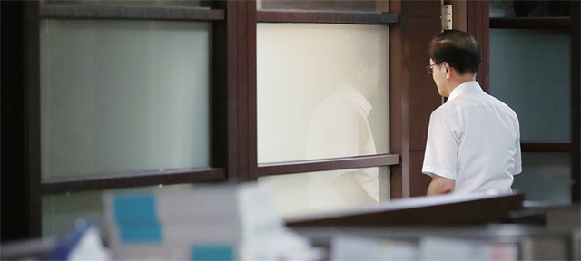 ▲ 드루킹 댓글조작 사건을 조사할 허익범 특별검사가 10일 오후 서울 서초구 사무실로 출근해 취재진의 질문에 답한 뒤 자신의 방으로 들어가고 있다. 연합뉴스