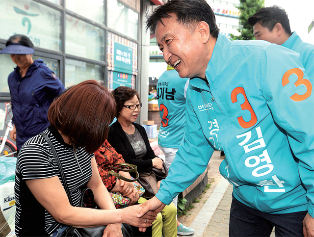 바른미래당 김영환 경기도지사 후보가 10일 광명시 철산역 일대에서 시민들과 인사를 나누며 지지를 호소하고 있다. 조태형기자