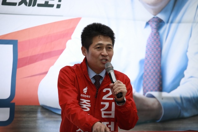 ▲ 김정헌 자유한국당 중구청장 후보가 주민 중심 중구를 만들어내겠다며 지지를 호소하고 있다.