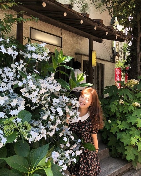 ▲ 꽃 향기를 맡고 있는 배우 고아라. 인스타그램