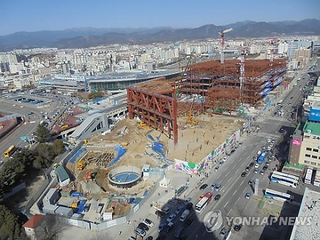 ▲ 주 52시간 근무가 도입되면 건설현장에서 총공사비는 평균 4.3% 증가했지만, 근로자 임금은 10% 내외로 감소할 것이라는 분석이 나왔다. 사진/연합뉴스