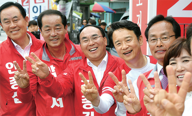 ▲ 남경필 후보가 연천 유세현장에서 시민과 악수하고 있다. 남경필 캠프 제공