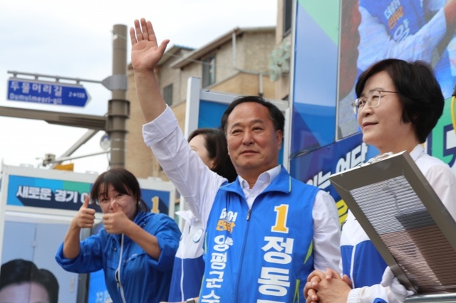 ▲ 민주당 정동균 양평군수후보 지원 유세에 나선 민주당 의원들 (왼쪽부터 이재정의원,유은혜의원,정동균 후보,김상희 의원)