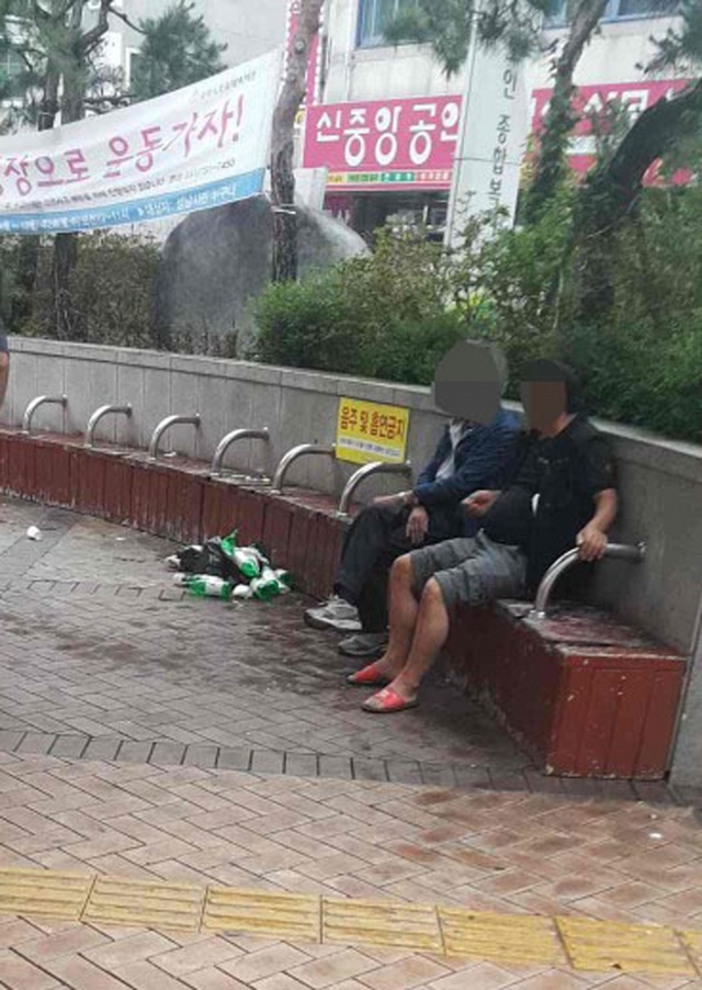 ▲ 지난 1일 중원노인복지관 광장의 노숙인들. 사진=성남시 제공