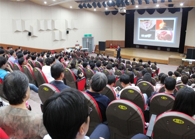 ▲ 평택행복드림콘서트_ 마인드강연을 하고 있는 김성환 IYF수원지부장