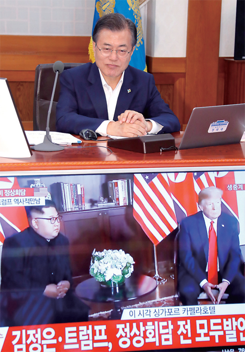 ▲ 문재인 대통령이 12일 오전 청와대에서 열린 국무회의에서 김정 은 북한 국무위원장과 도널드 트럼프 미국 대통령이 북미정상회 담을 하는 모습을 방송을 통해 지켜보고 있다. 연합뉴스