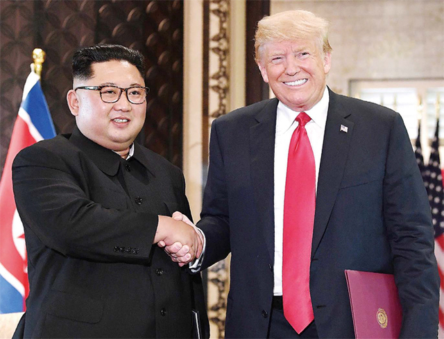 ▲ 역사적 첫 북미정상회담이 열린 12일(현지시간) 싱가포르 센토사 섬 카펠라호텔에서 미국 도널드 트럼프 대통령(오른쪽)과 북한 김정은 국무위원장이 공동합의문에 서명한 뒤 악수하고 있다. 연합뉴스