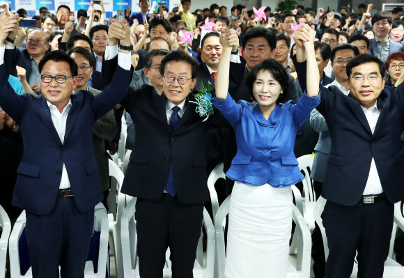 ▲ 더불어민주당 이재명 경기도지사 후보가 13일 오후 경기도 수원시 팔달구 선거사무소에서 출구조사 결과를 지켜본 후 부인 김혜경 씨 및 참석자들과 손을 높이 들고 있다. 연합뉴스
