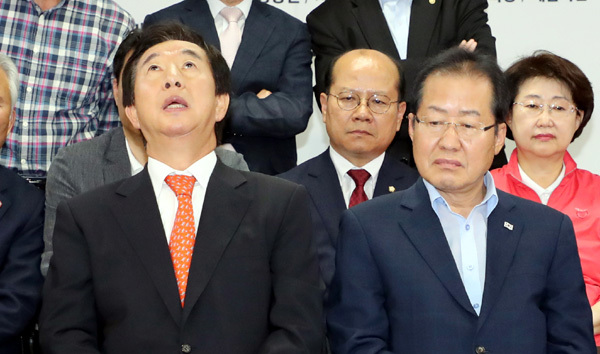 ▲ 자유한국당 홍준표 대표와 김성태 원내대표가 제7회 전국동시지방선거 및 국회의원 재보궐선거가 열린 13일 서울 여의도 당사에서 출구조사 결과를 시청하고 있다. 연합뉴스