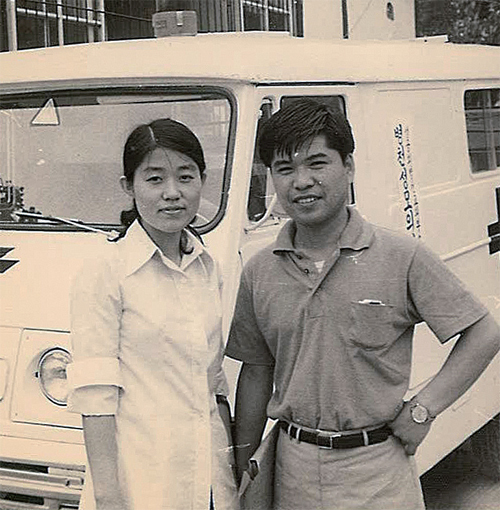 신학생 봉사활동 당시 지금의 아내와 함께.