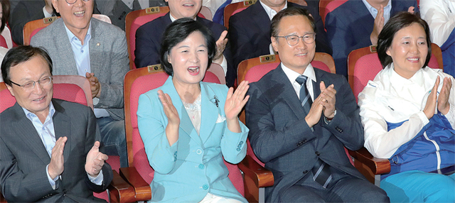 ▲ 추미애 대표 등 더불어민주당 지도부와 의원들이 13일 저녁 국회 의원회관에 마련된 개표상황실에서 613 지방선거 개표방송을 시청하며 민주당의 압승을 예측하는 출구조사 결과가 발표되자 환호하고 있다.  연합뉴스